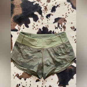 Lululemon Low-Rise Lined Short 2.5"